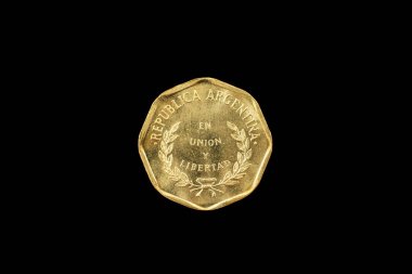 Siyah bir arka plan üzerinde izole bir altın Arjantinli bir centavo madalyonun bir super makro görüntü