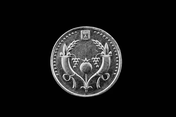 黒い背景に分離された つのイスラエル シェケル コインのマクロ画像 — ストック写真