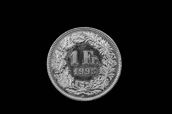 Makro Bild Schweizisk Franc Coin Isolerad Svart Bakgrund — Stockfoto