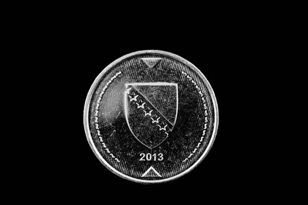 黑色背景下的波斯尼亚1可转换标记硬币的宏图像 — 图库照片