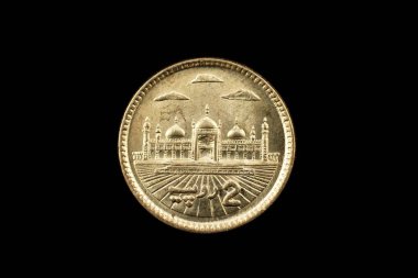 Siyah bir arka plan üzerinde izole 2 Pakistan Rupisi madalyonun bir super makro görüntü