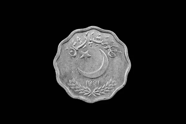 黒の背景に分離された古い パキスタン ルピー硬貨のスーパー マクロ画像 — ストック写真
