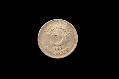 Bir eski 25 Pakistan Rupisi madalyonun bir siyah arka plan üzerine izole bir super makro görüntü