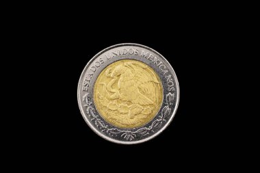 Bir Meksikalı bir Pezosu siyah bir arka plan üzerinde izole makro görüntüsünü