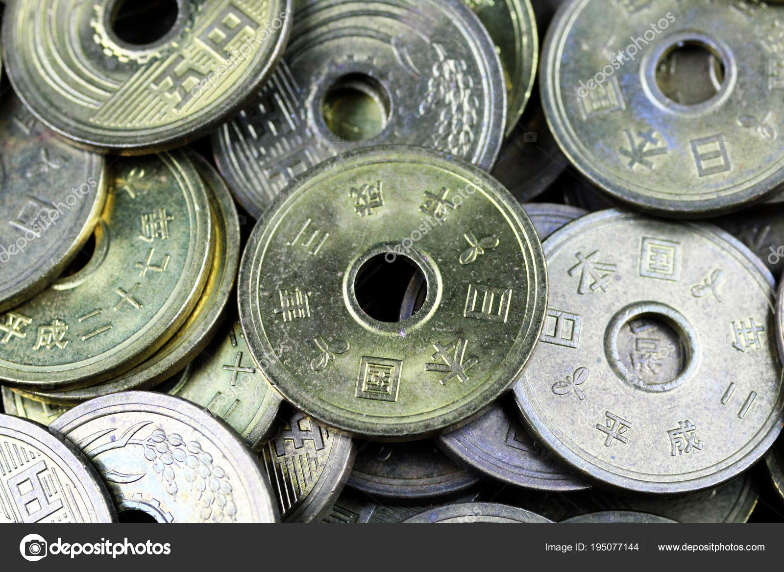 黑色背景下的五日元日本硬币特写图像——图库图片© vitoriaholdingsllc@gmail.com #195077144