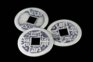 Üç Qing Hanedanı Çin para sikke üzerinde siyah bir arka plan izole