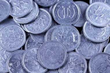 Çeşitli bir yen görüntüsünü yakından Japonca bir siyah arka plan üzerinde paralar.