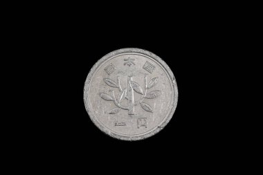 Yakın plan, gümüş makro görüntü, Japon bir yenlik para siyah zemin üzerinde izole
