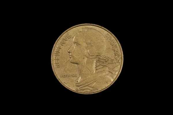 一枚20法国法郎的旧硬币 在黑色底座上从宏观上看很接近 — 图库照片