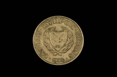 Kıbrıs Rum Kesimi 'nden gelen 10 sentlik eski bir madeni paranın yakın plan görüntüsü, siyah bir arkaplanda makroda yakın plan çekilmiş.