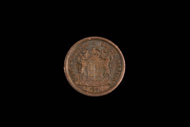 Siyah arka planda izole edilmiş Güney Afrikalı eski bir paranın yakın plan makro görüntüsü.