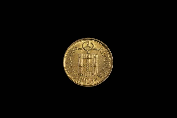 Старая Золотая Эскудо Монета Португалии Сделанная Крупным Планом Чёрном Фоне — стоковое фото