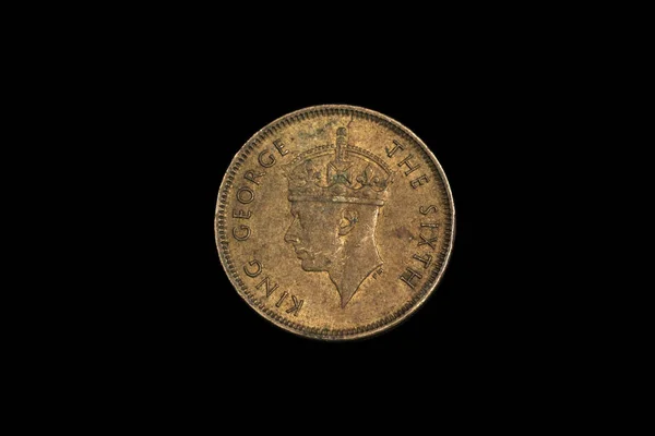 一张特写 用一枚来自香港的10美分旧硬币的宏观图像拍摄 背景是坚实的黑色 — 图库照片