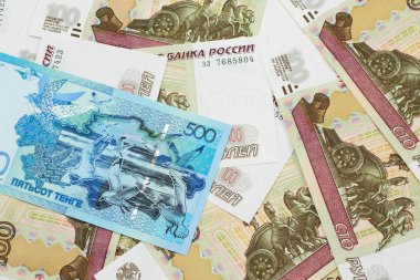 Kazakistan 'dan 500' lük mavi bir banknot ve makroda Rus yüz rublesi var.