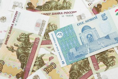 Tacikistan, Makro 'daki beş somoni banknotunun yakın plan görüntüsü Rus 100 rublelik banknotlarla dolu.
