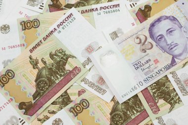 Singapur 'dan gelen iki dolarlık banknotun yakın plan fotoğrafı makroda Rus yüz rublesiyle birlikte.