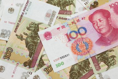 Kırmızı 100 Yuan 'lık Çin banknotu. Makroyu Rus yüz rublesiyle kapat.