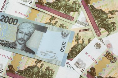 Gri, iki bin Endonezya rupia banknotu ve makroda Rus yüz rublesi var.