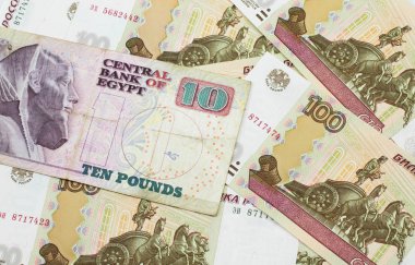 Mısırlı 10 pound 'luk banknotun yakın plan resmi. Üzerinde Rus yüz rublelik makro banknot var.