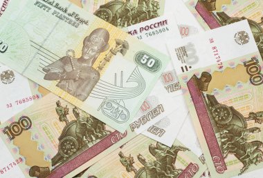 Mısırlı 50 sidik banknotunun yakın plan resmi. Üzerinde Rus yüz rublelik makro banknotlar var.
