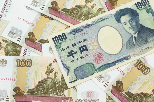 Tysiąc Banknotów Japońskich Jenów Zamkniętych Makro Rosyjskimi Setkami Rubli — Zdjęcie stockowe
