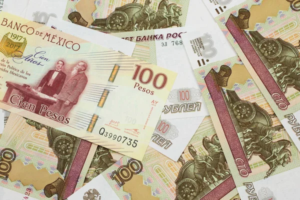 Una Imagen Cerca Billete Cien Pesos Mexicanos Con Billetes Rusos — Foto de Stock