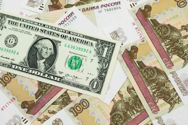 Una Imagen Cerca Billete Americano Dólar Con Billetes Rusos Cien — Foto de Stock