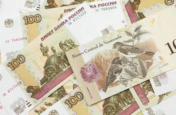 Bir Venezuela 100 Bolivares Banknotu Makroda Rus 100 Rublelik Banknotlardan — Stok fotoğraf