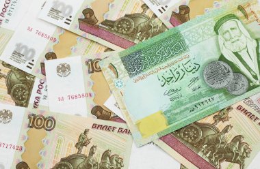 Ürdün 'den bir dinar banknotun makro görüntüsü Rus 100 rublelik banknotlar üzerine yakın plan.