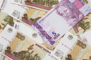 Brezilya'dan pembe beş reais banka notu Amerika Birleşik Devletleri bir dolar banknotlar bir arka plan ile makro yakın