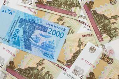 Amerika Birleşik Devletleri bir dolar banknotlar bir arka plan üzerinde makro bir mavi, iki bin, Batı Afrika frangı banka notu yakın bir görüntü