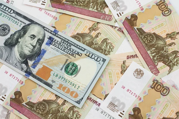 一张新的 蓝色的美国1美元钞票的宏观图片 它的背景是来自美国的100卢布钞票 — 图库照片