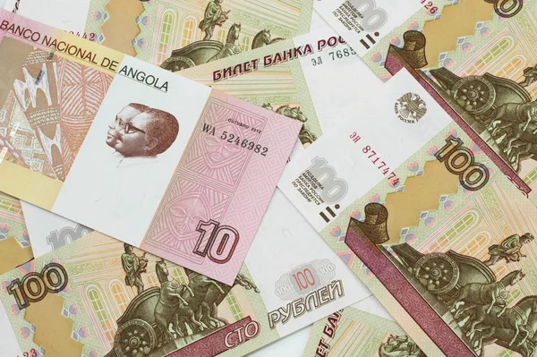 Billete Rojo Blanco Diez Angoleños Kwanza Sobre Fondo Billetes Rusos — Foto de Stock