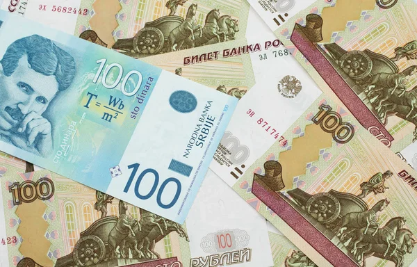 Close Azul Branco Cem Notas Banco Dinar Sérvio Fundo Russo — Fotografia de Stock