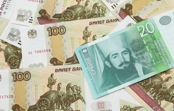 Rus 100 Rublelik Banknotun Arka Planında Sırp Dinarı Olan Yeşil — Stok fotoğraf