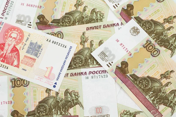 一张印有俄罗斯一百卢布钞票的红色和白色保加利亚列弗钞票的宏观图像 — 图库照片