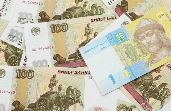 Azul Amarelo Uma Nota Banco Ucraniana Hryvnia Uma Cama Russo — Fotografia de Stock