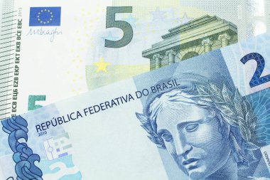 Mavi iki Brezilya reais banknotlu beş Euro 'luk banknot. Makro çekimde..