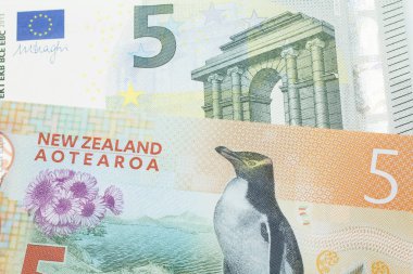 Yeni Zelanda 'dan beş dolarlık renkli bir banknot, makroda Avrupa Birliği' nden beş avroluk banknotla kapanıyor.
