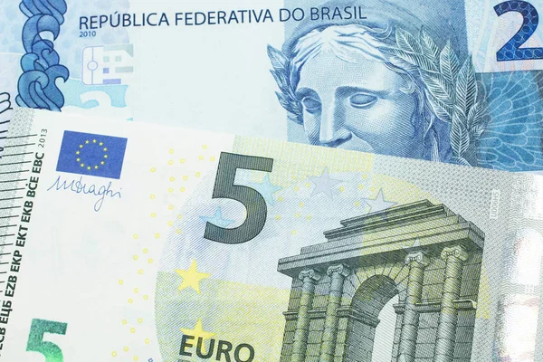 Una Banconota Cinque Euro Con Una Banconota Blu Due Reais — Foto Stock