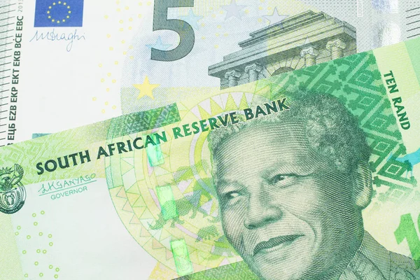 一份来自南非的绿色10兰特钞票与来自欧盟欧元区的五张五彩缤纷的欧元钞票在宏观层面上接近 — 图库照片