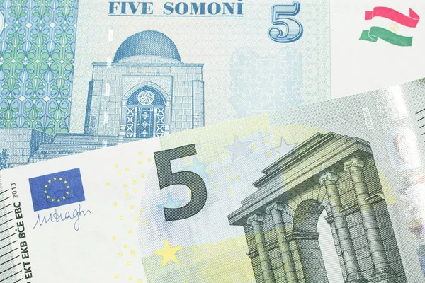 Крупный План Банкноты Пять Евро Еврозоны Вместе Банкнотой Пять Сомони — стоковое фото