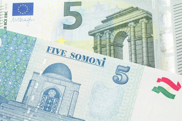 Крупный План Банкноты Пять Евро Еврозоны Вместе Банкнотой Пять Сомони — стоковое фото