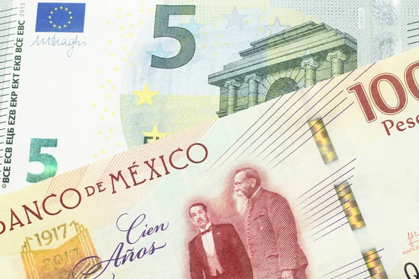 Ett Hundra Mexikanska Peso Bill Sköt Makro Med Fem Euro — Stockfoto