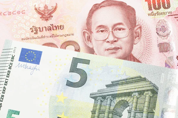 Rojo Cien Baht Tailandés Junto Con Billete Cinco Euros Eurozona — Foto de Stock