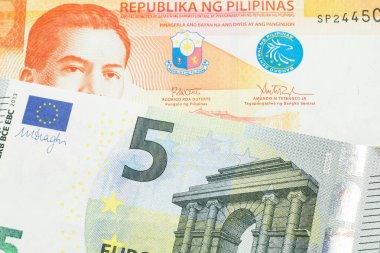 Filipinler 'den 20 pezoluk turuncu bir banknot Avrupa Birliği Avro Bölgesi' nden 5 avroluk bir banknotla makroda kapanıyor.