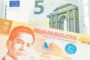 Filipinler 'den 20 pezoluk turuncu bir banknot Avrupa Birliği Avro Bölgesi' nden 5 avroluk bir banknotla makroda kapanıyor.