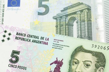 Arjantin 'den beş pezoluk banknot, makroda yakın çekim, Avrupa' da beş avroluk banknot.