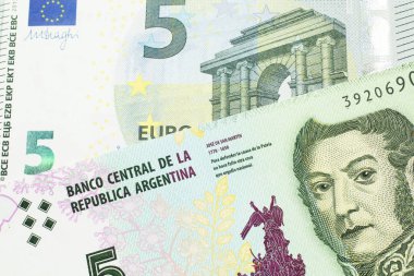 Arjantin 'den beş pezoluk banknot, makroda yakın çekim, Avrupa' da beş avroluk banknot.