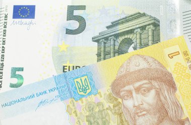 Avrupa 'nın beş avroluk yakın plan görüntüsü. Sarı ve mavi Ukraynalı. Ukraynalı bir Hryvnia banknotu makroda kapanıyor.